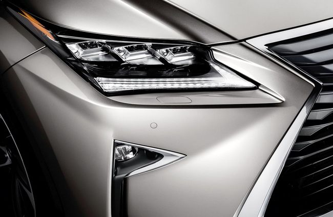 Парковочные датчики Lexus RX не только информируют водителя об объектах, находящихся на пути. Они автоматически снижают скорость автомобиля и предупреждают о необходимости начать торможение.