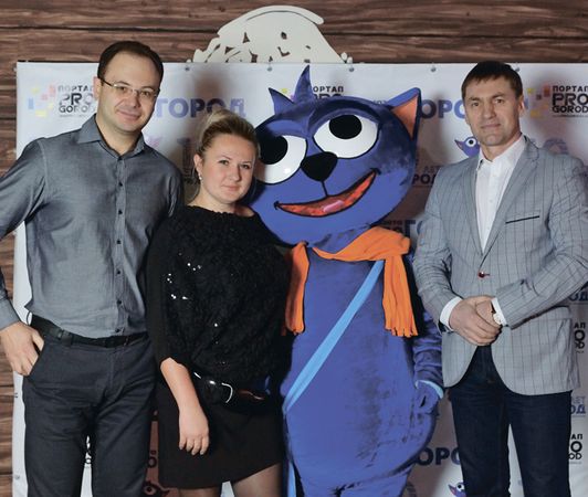 <br />
Александр Стяжкин и Владимир Резвых («ХромМаркет») с талисманом газеты — Прохором